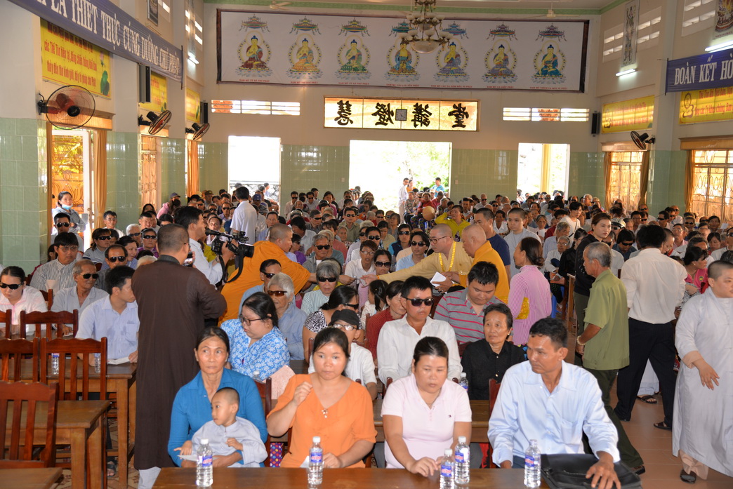 Quang cảnh lễ trao quà cho người mù