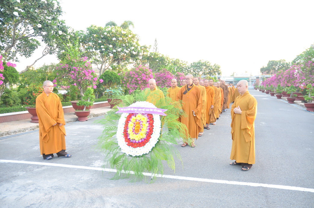 Hơn 200 tăng, ni viếng nghĩa trang liệt sĩ tỉnh