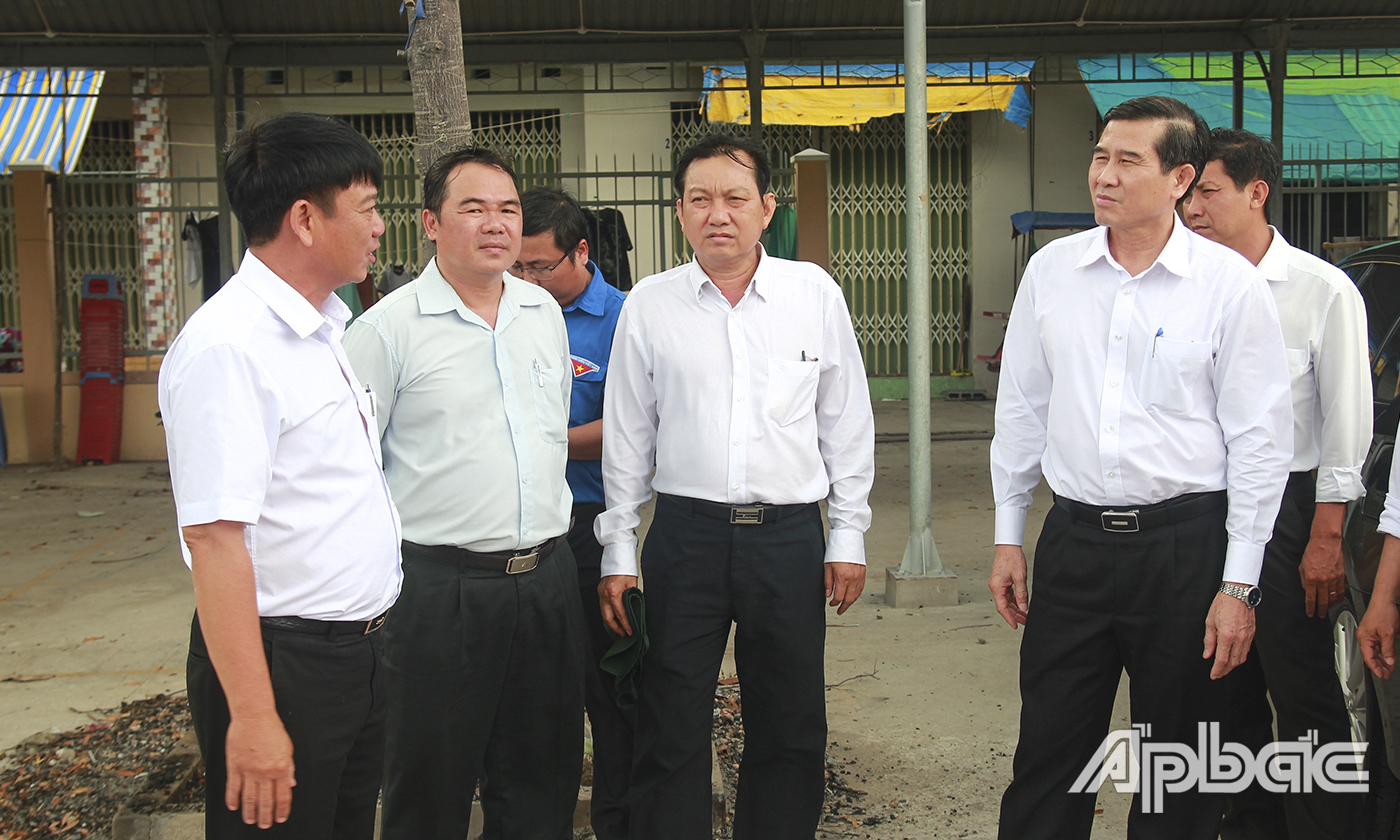 Đồng chí Lê Văn Hưởng kiểm tra trật tự, an toàn giao thông tại Khu công nghiệp Tân Hương (huyện Châu Thành).