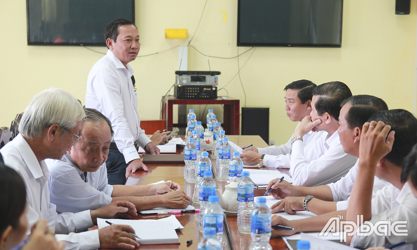 Lãnh đạo huyện Cái Bè báo cáo về công tác bồi thường, giải phóng mặt bằng Dự án cao tốc Trung Lương - Mỹ Thuận.
