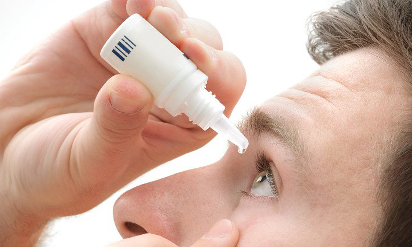 Vệ sinh mắt, mũi, họng hàng ngày bằng các thuốc nhỏ mắt, nhỏ mũi.