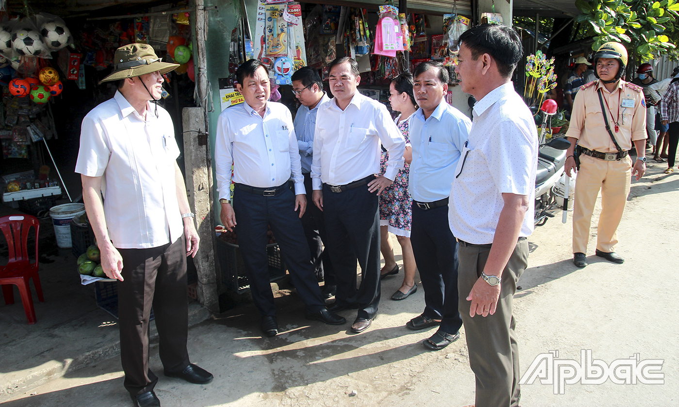 Đồng chí Lê Văn Hưởng kiểm tra tại chợ tự phát (ngã tư ấp Thân Hòa, xã Thân Cửu Nghĩa, huyện Châu Thành).
