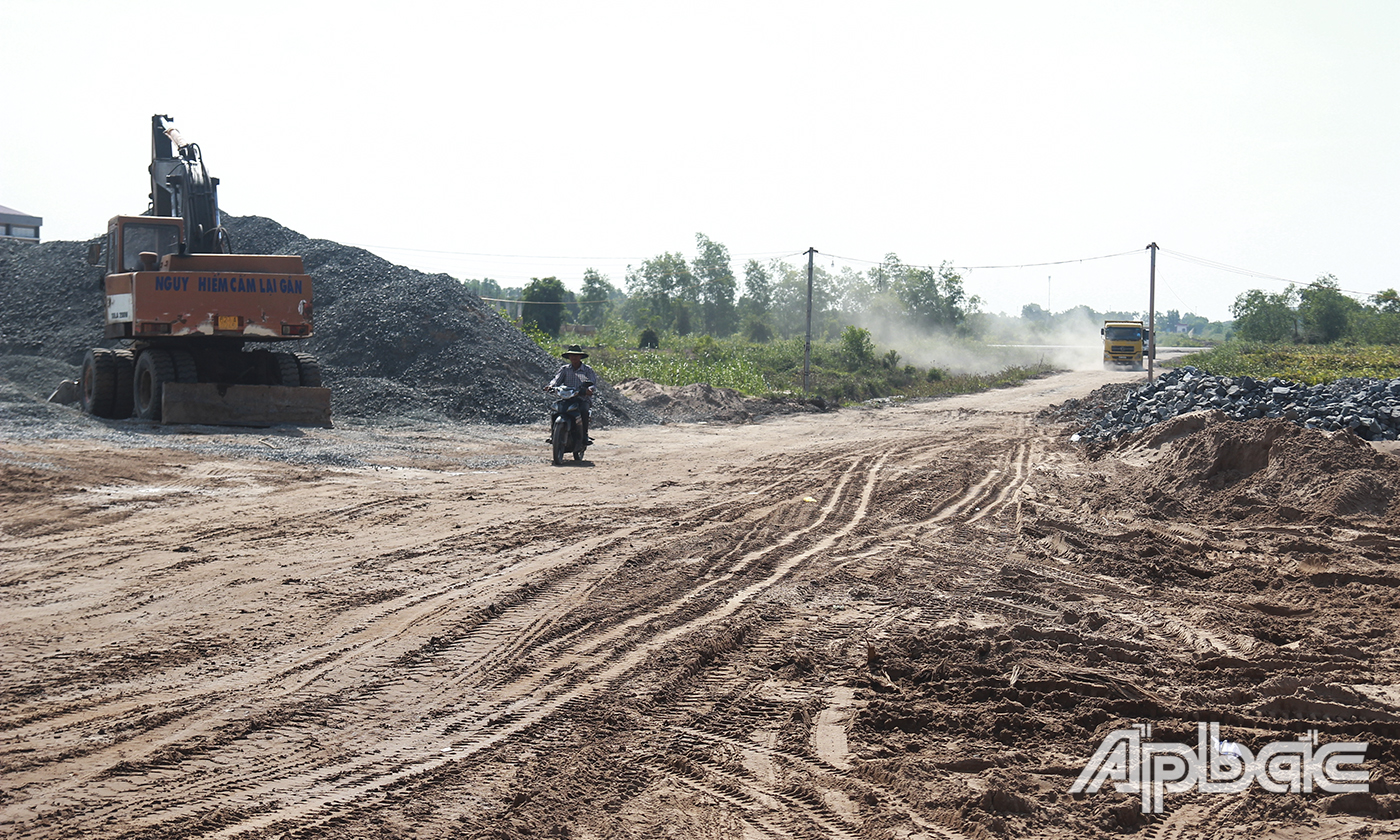 Đường vào bãi vật liệu xây dựng Đông Kinh Năng chưa đảm bảo ATGT.