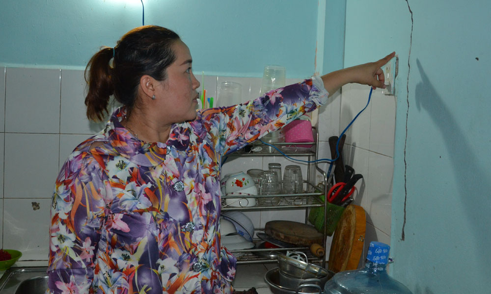 Tường nhà chị Phương bị nứt.