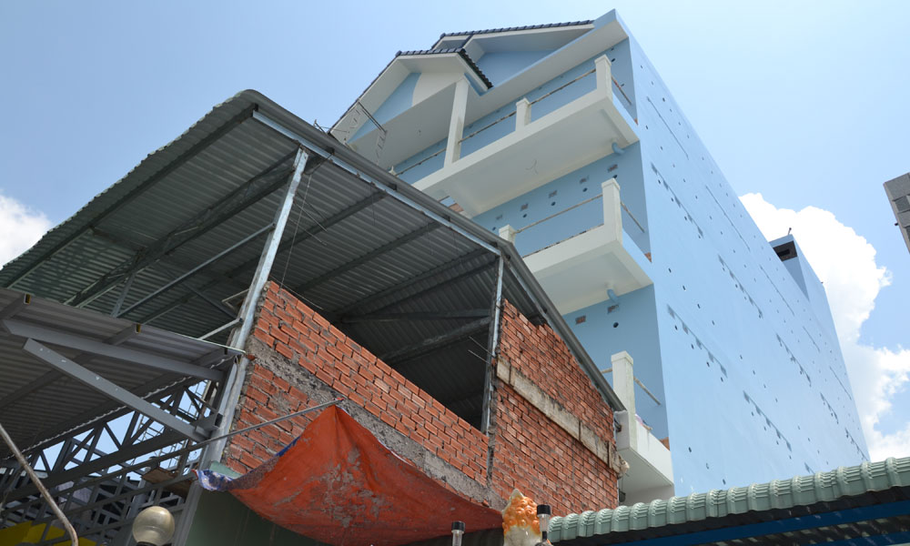 Nhà yến của ông Khóe thi công gây ảnh hưởng đến một số nhà dân xung quanh.