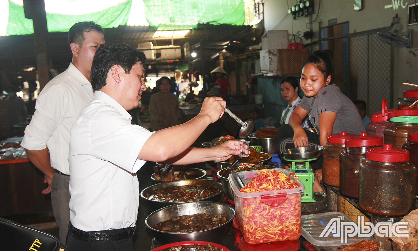Đoàn kiểm tra lấy mẫu thực phẩm tại chợ Cũ (phường 8, TP. Mỹ Tho).