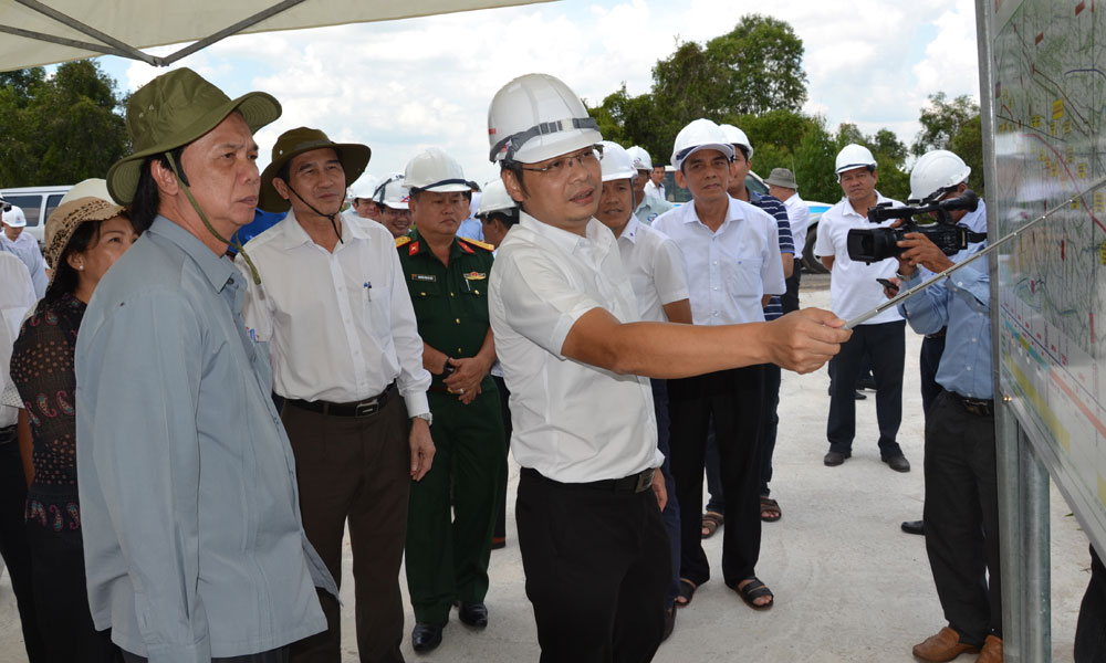Các đồng chí trong BTV khảo sát thực tế Dự án.