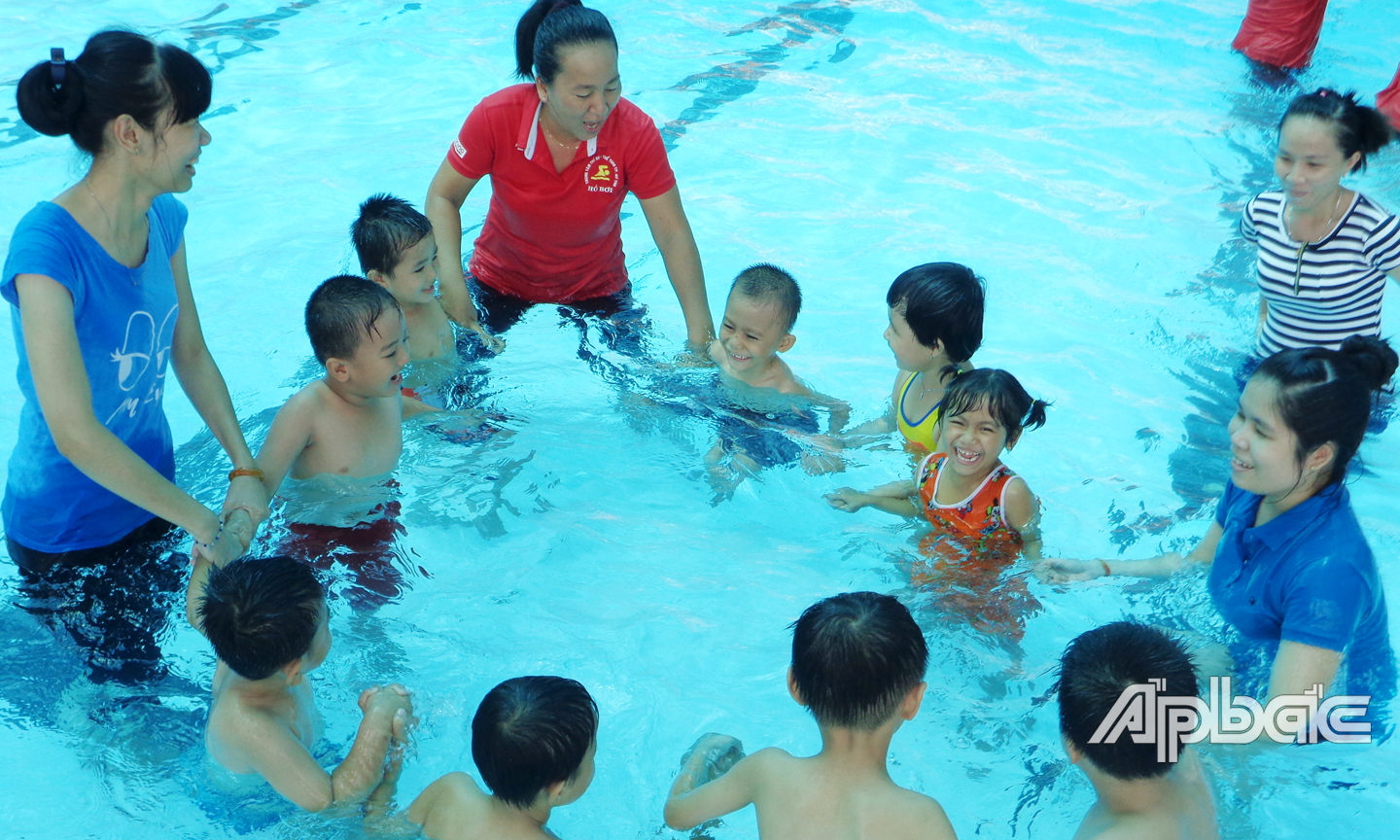 Nhiều lớp tập bơi cho trẻ em được triển khai trên địa bàn tỉnh.     	   Ảnh: T.L