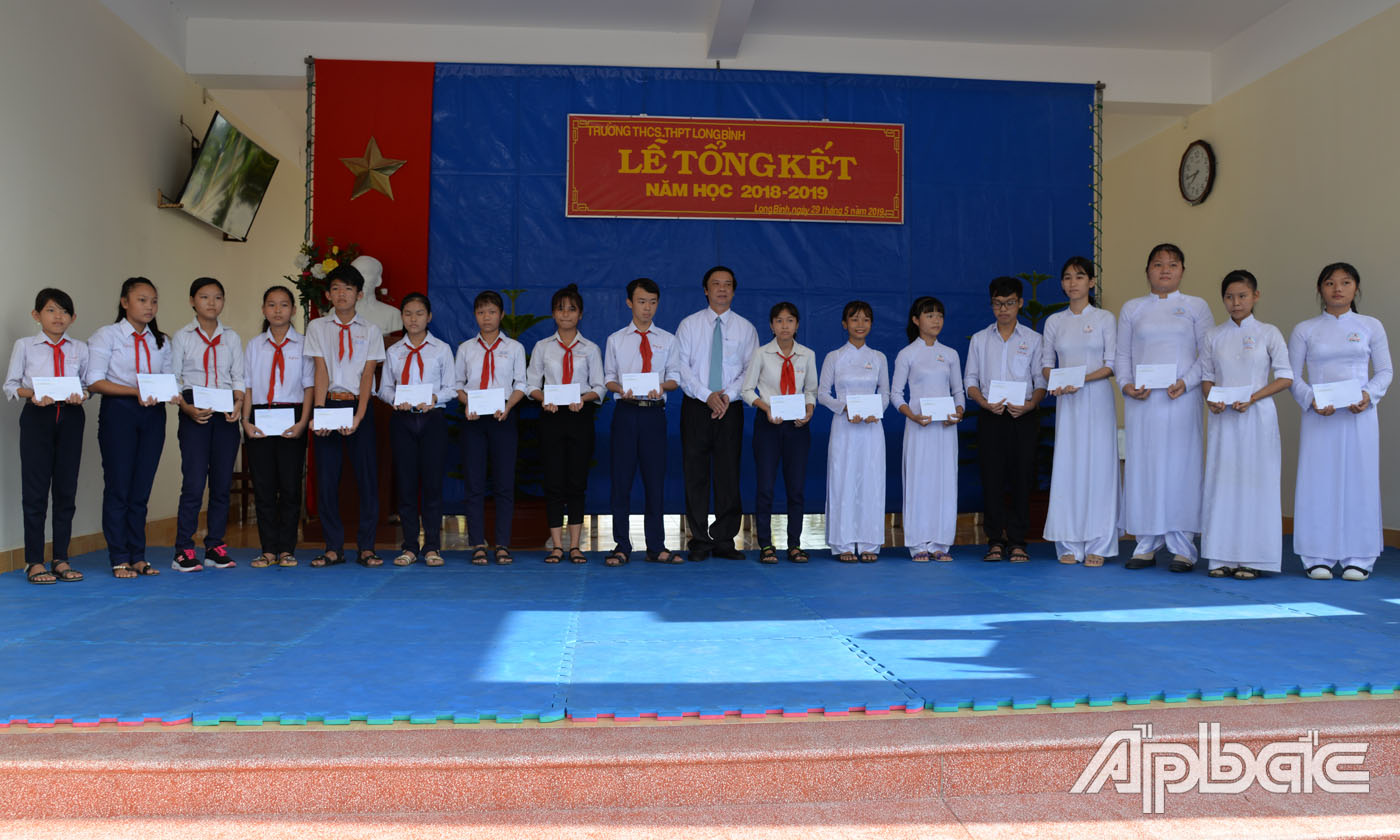 Đồng chí Nguyễn Văn Danh trao học bổng cho các em