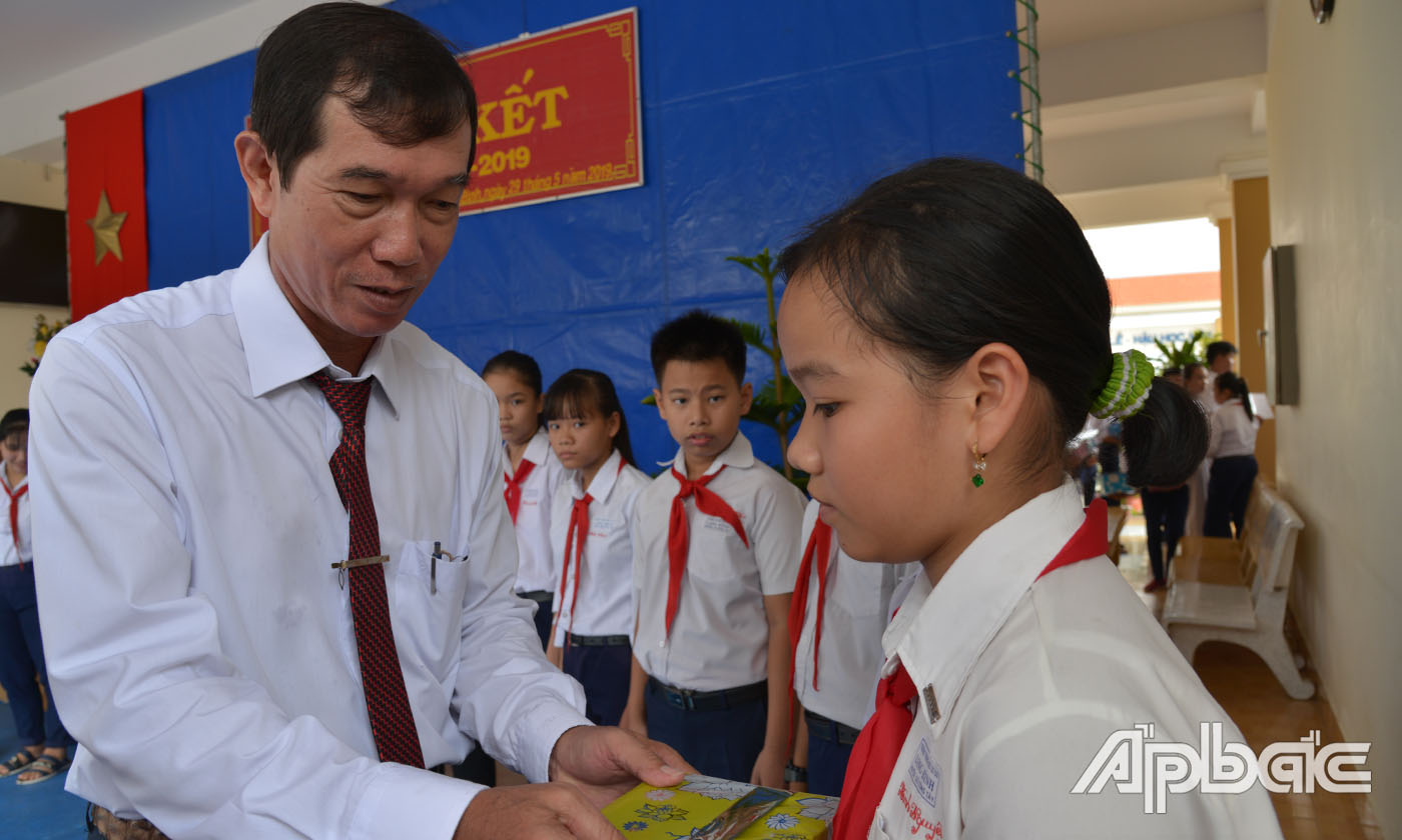 Lãnh đạo tỉnh, Sở Gáo dục và đào tạo, huyện Gò Công Tây trao thưởng cho các em