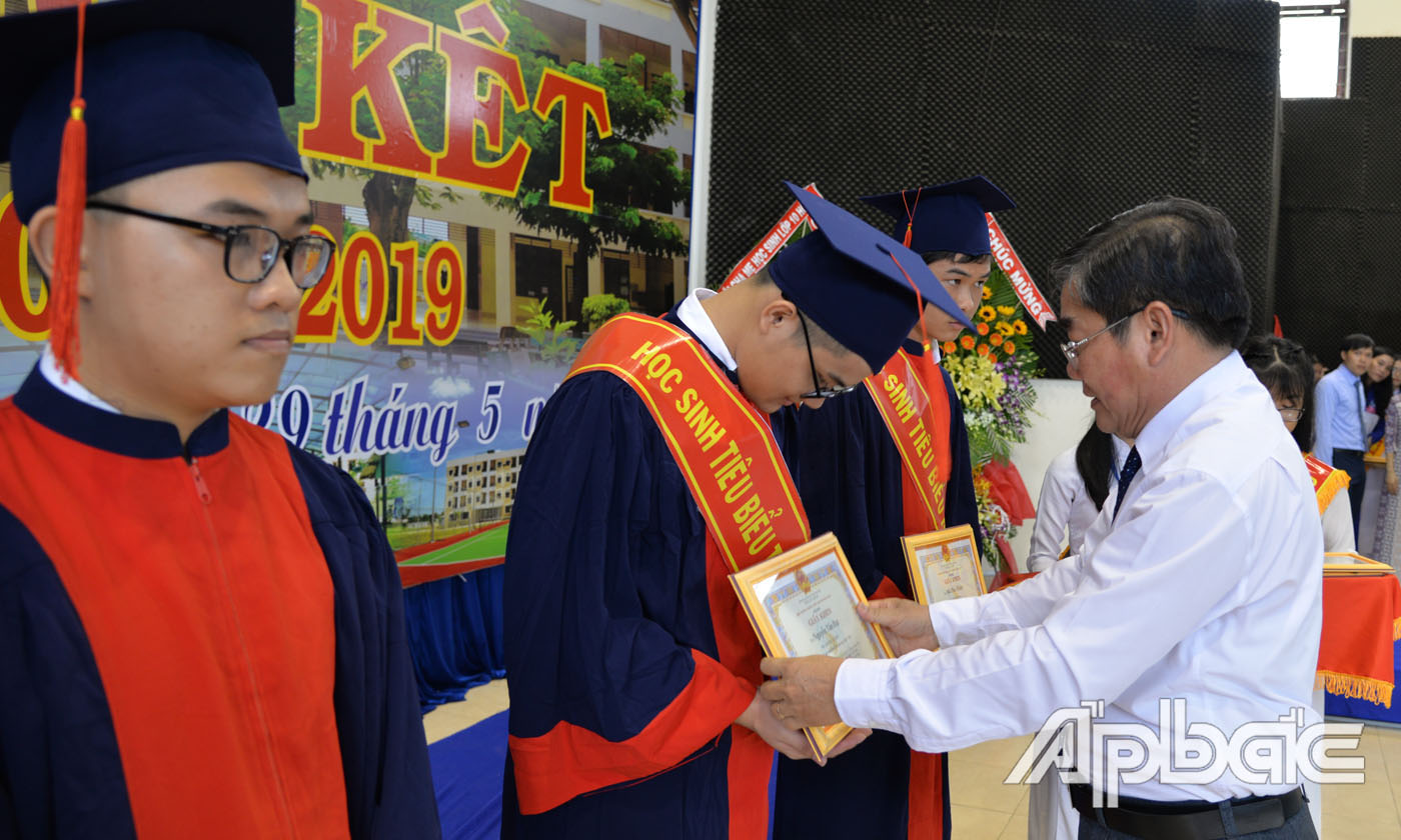 Trao thưởng cho học sinh 