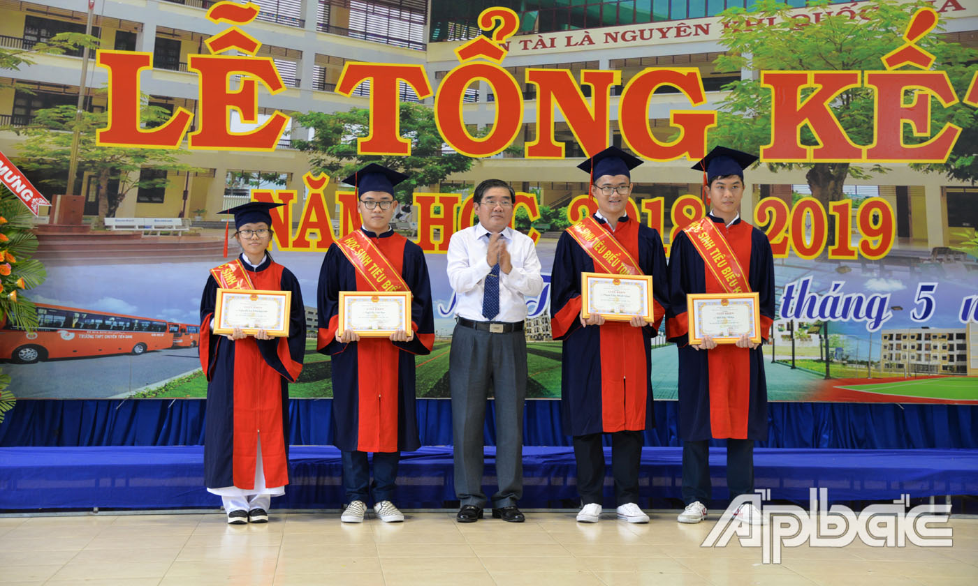 Trao thưởng cho học sinh 