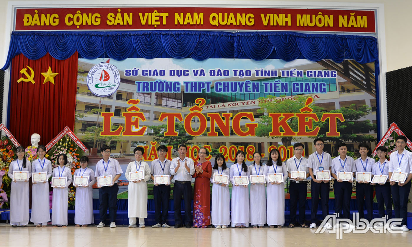 Trao thưởng cho học sinh 