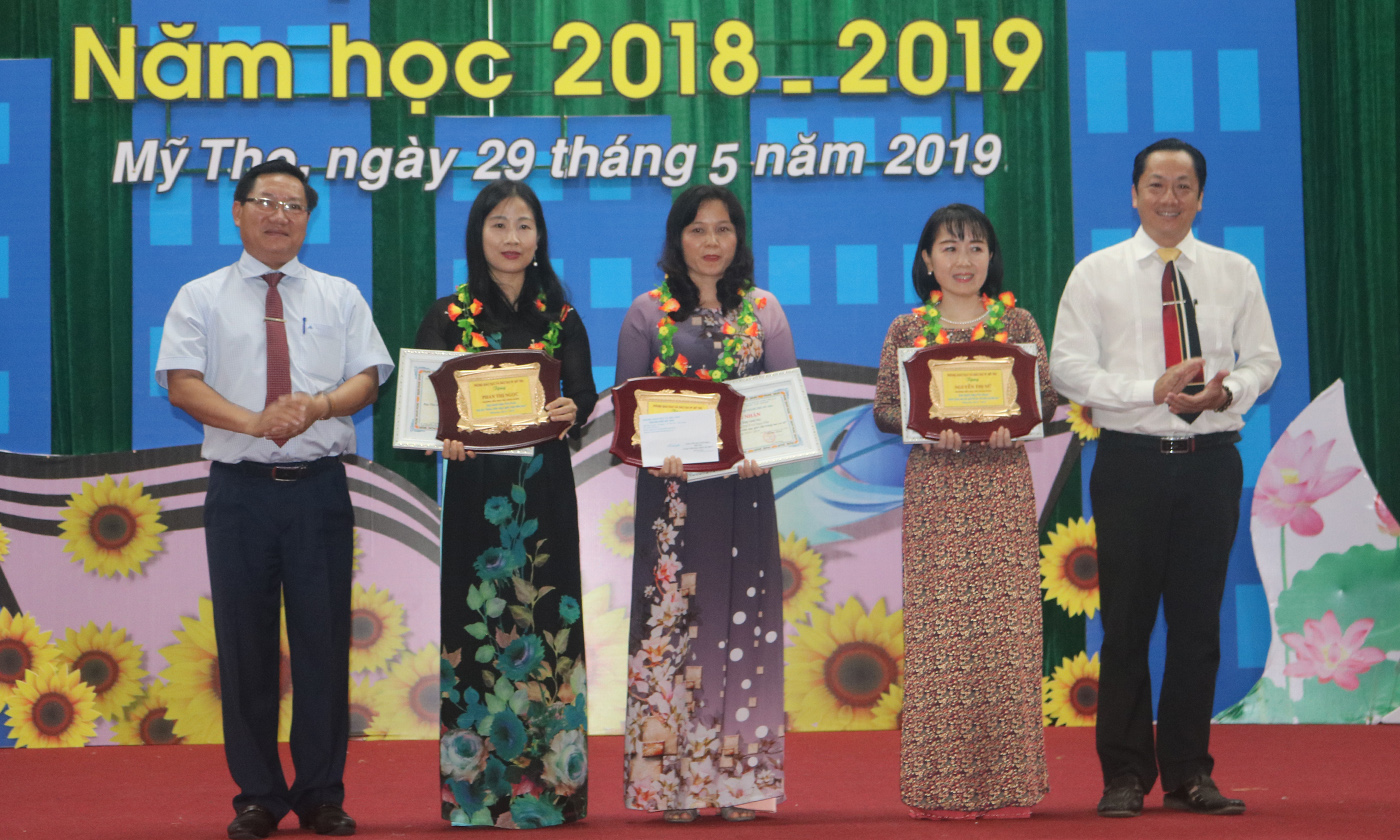 Lãnh đạo TP. Mỹ Tho trao thưởng cho ba giáo viên đạt thành tích thủ khoa tại các hội thi giáo viên dạy giỏi.