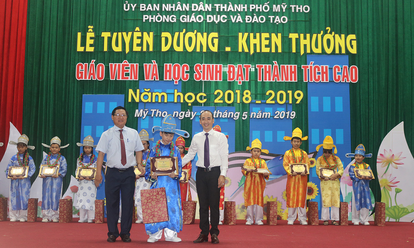 Trao thưởng cho các em học sinh đạt giải tại Kỳ thi Nguyễn Hữu Huân lần thứ XIX.