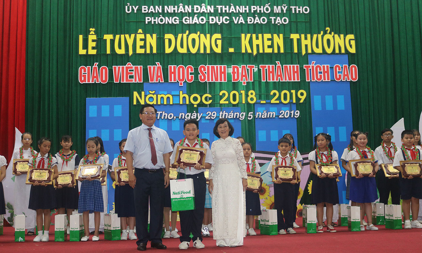 Trao thưởng cho các em học sinh tiêu biểu cấp thành phố.