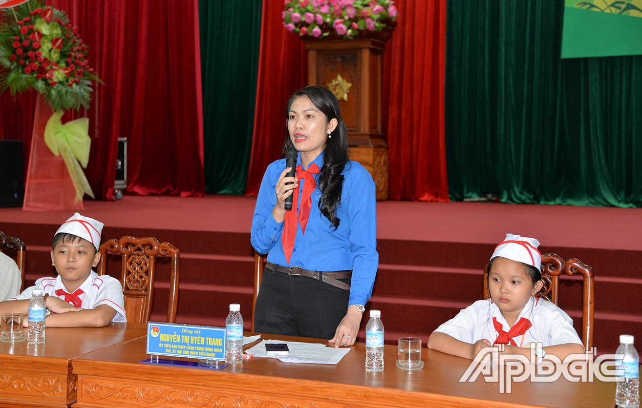 Lãnh đạo tỉnh trao đổi với học sinh