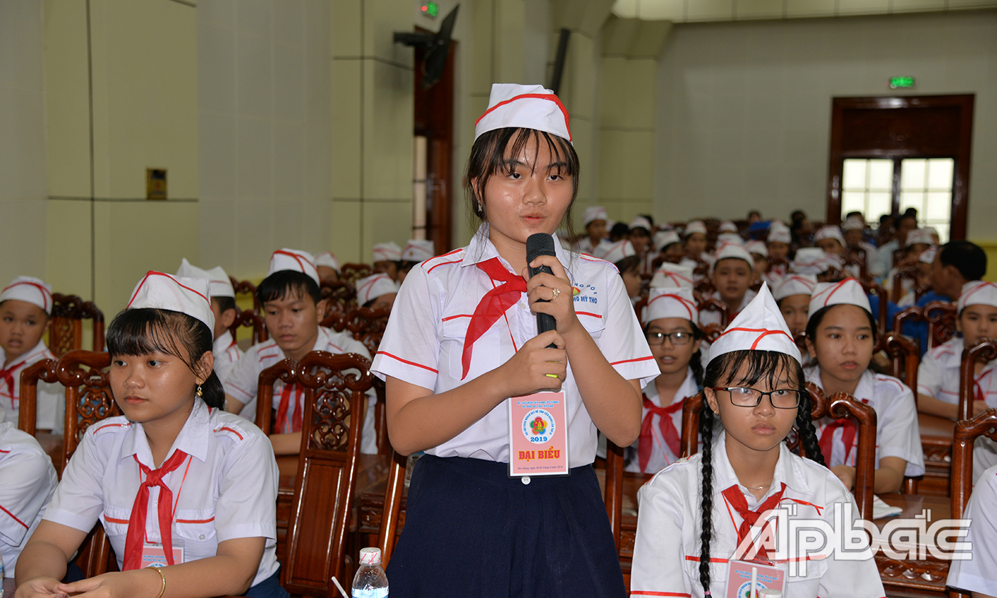 Các em thiếu niên, nhi đồng phát biểu tại buổi gặp gỡ