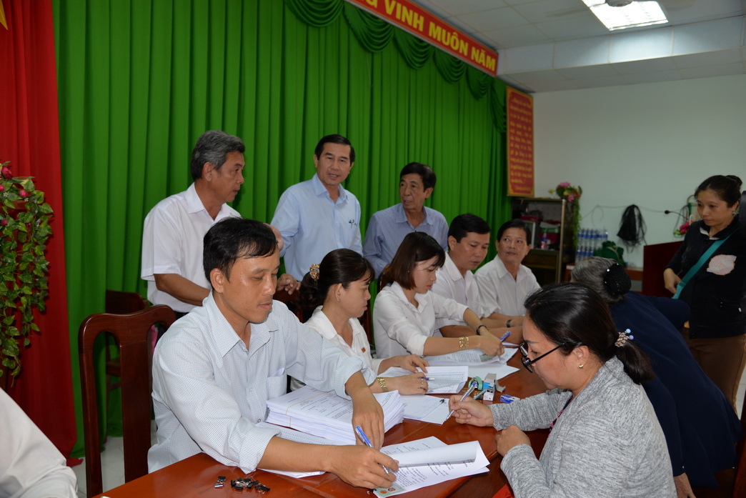 Chủ tịch UBND tỉnh Lê Văn Hưởng kiểm tra công tác chi trả tiền đền bù giải phóng mặt bằng cho các hộ dân ở xã An Thái Trung, huyện Cái Bè