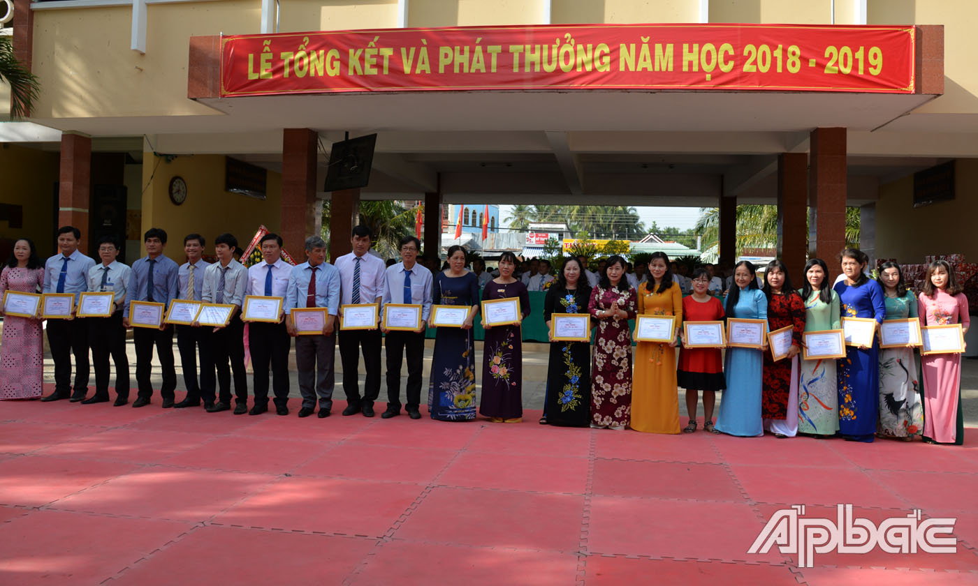 Đồng chí Châu Thị Mỹ Phương trao thưởng cho các giáo viên có thành tích dạy học sinh giỏi