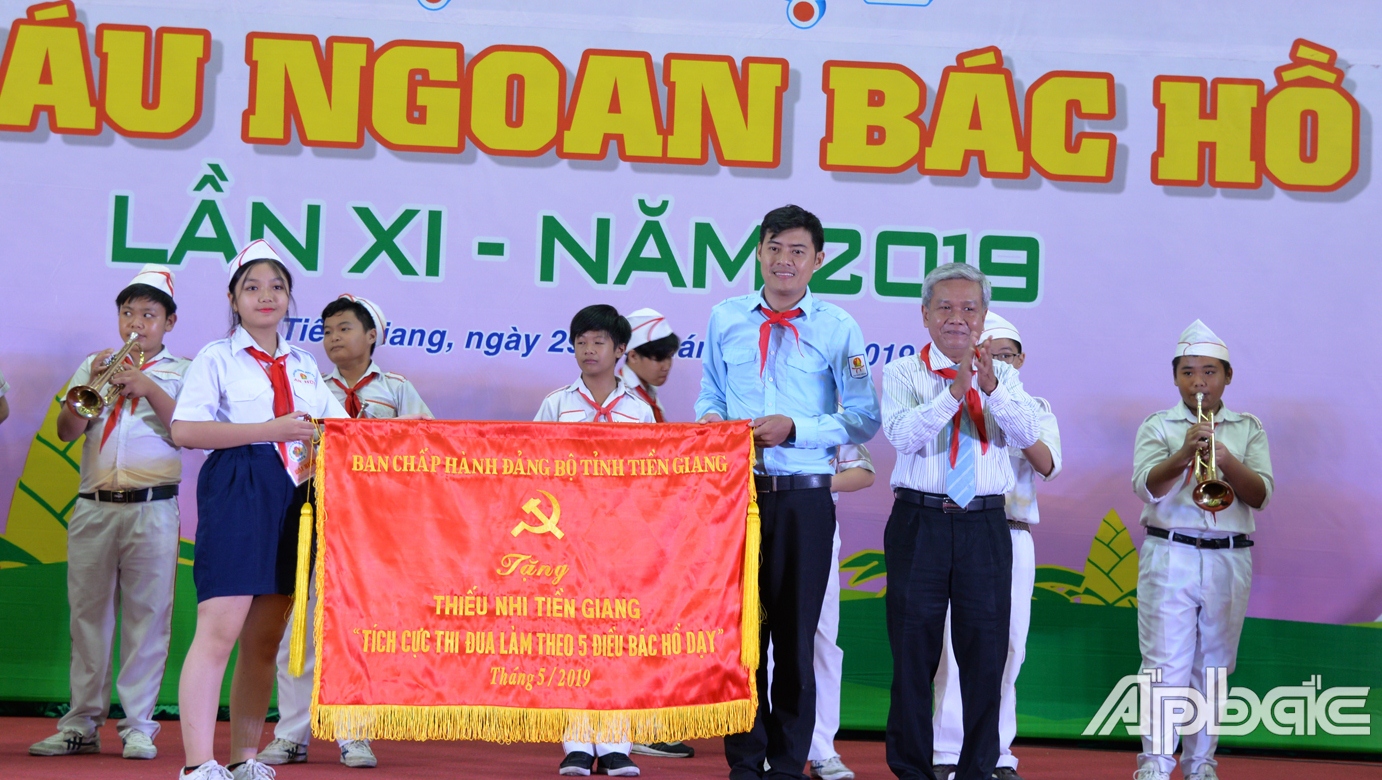 Ban chấp hành Đảng bộ tỉnh tặng bức trướng “Thiếu nhi Tiền Giang thi đua làm theo 5 điều Bác Hồ dạy”