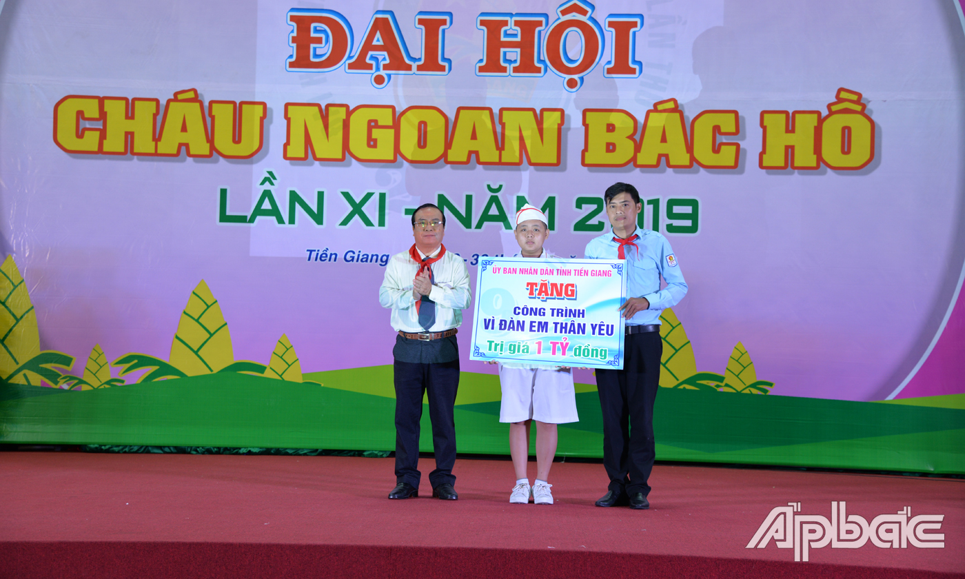 UBND tỉnh tặng công trình Vì đàn em thân yêu trị giá 1 tỷ đồng