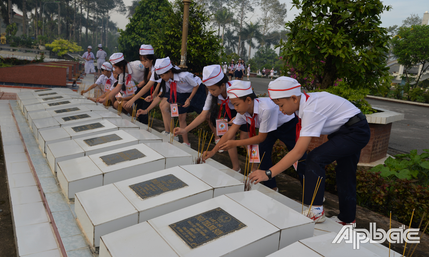lãnh đạo Tỉnh đoàn cùng các đại biểu cháu ngoan Bác Hồ đã đến dâng hương tại nghĩa trang các anh hùng liệt sĩ tỉnh