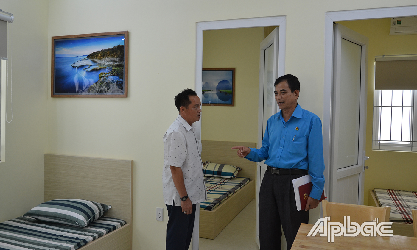 Đồng chí Trương Văn Hiền tham quan khu nhà mẫu nằm trong Dự án đầu tư xây dựng các  thiết chế CĐ đang được xây dựng tại Tiền Giang.
