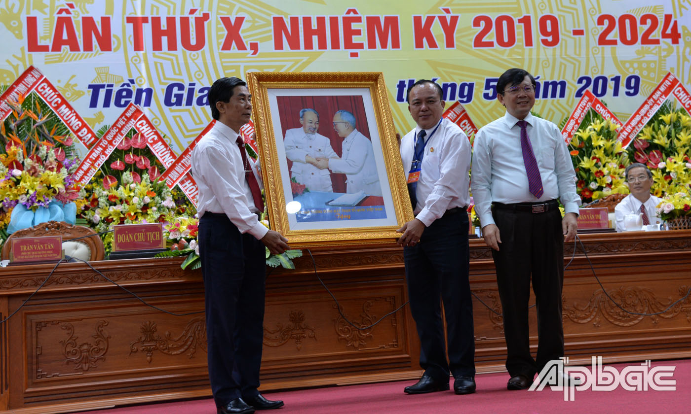 Đại diện Ủy ban Trung ương MTTQ Việt Nam, đồng chí Nguyễn Hữu Dũng trao tặng bức tranh cho Ủy ban MTTQ Việt Nam tỉnh Tiền Giang