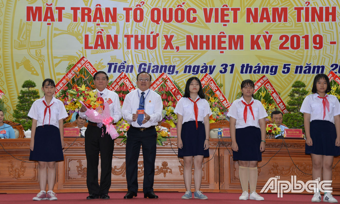 Đại diện các tầng lớp nhân dân chúc mừng Đại hội