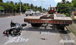 Xe máy va chạm xe đầu kéo, nam thanh niên nhập viện