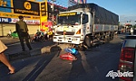 Xe tải tông sập hàng chục mét dải phân cách trên QL1A