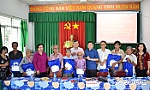 Trao 10 phần quà cho người cao tuổi khó khăn