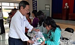Trao 100 phần quà cho người nghèo khó
