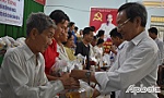 Trao 50 phần quà cho người nghèo khó xã Tân Phong
