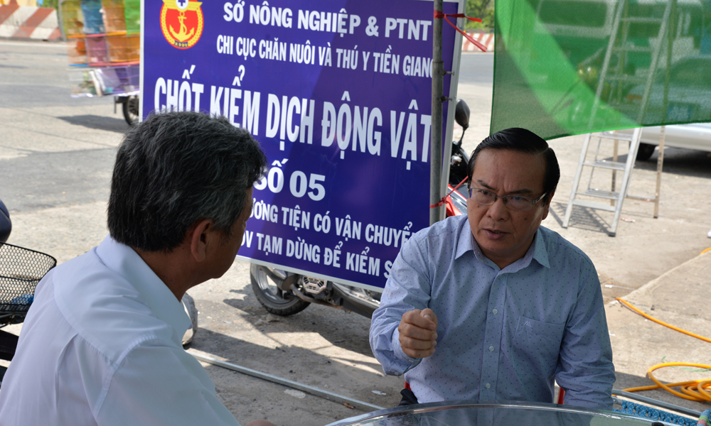 Phó Chủ tịch Phạm Anh Tuấn kiểm tra tại chốt kiểm dịch giáp với tỉnh Vĩnh Long.