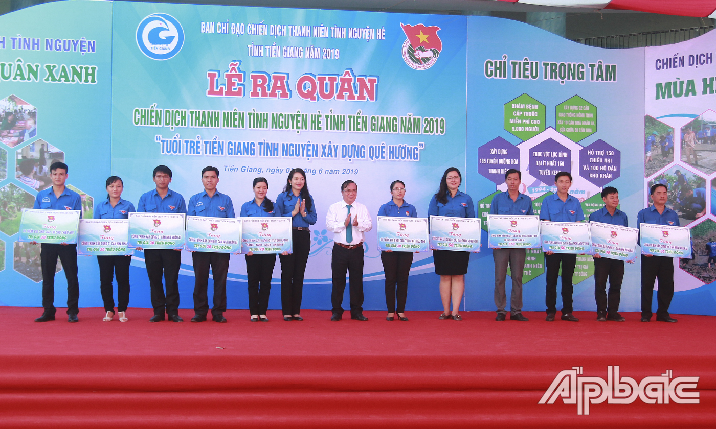 Ban chỉ đạo Chiến dịch trao bảng tượng trưng các công trình cấp tỉnh cho các đơn vị.