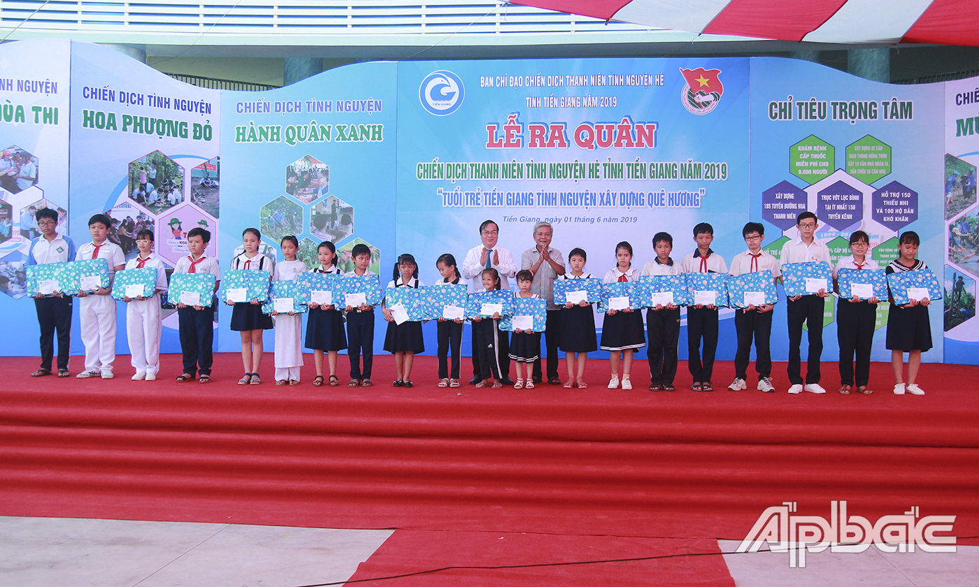 Ban chỉ đạo Chiến dịch cấp tỉnh tặng 20 phần quà cho các học sinh có hoàn cảnh khó khăn.