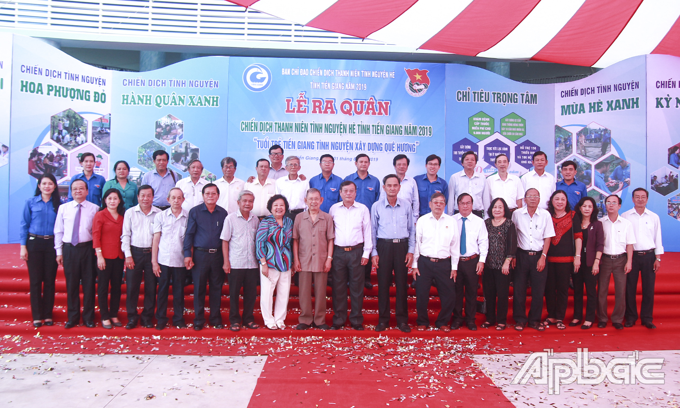 Các đại biểu tham dự chụp ảnh lưu niệm.