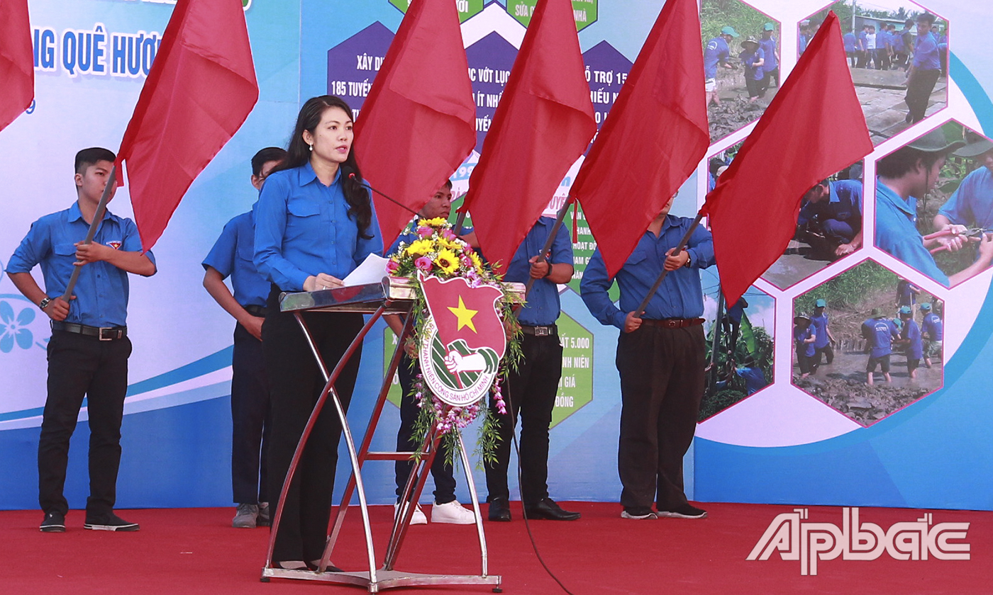 Bí thư Tỉnh đoàn Tiền Giang Nguyễn Thị Uyên Trang phát biểu phát động ra quân 