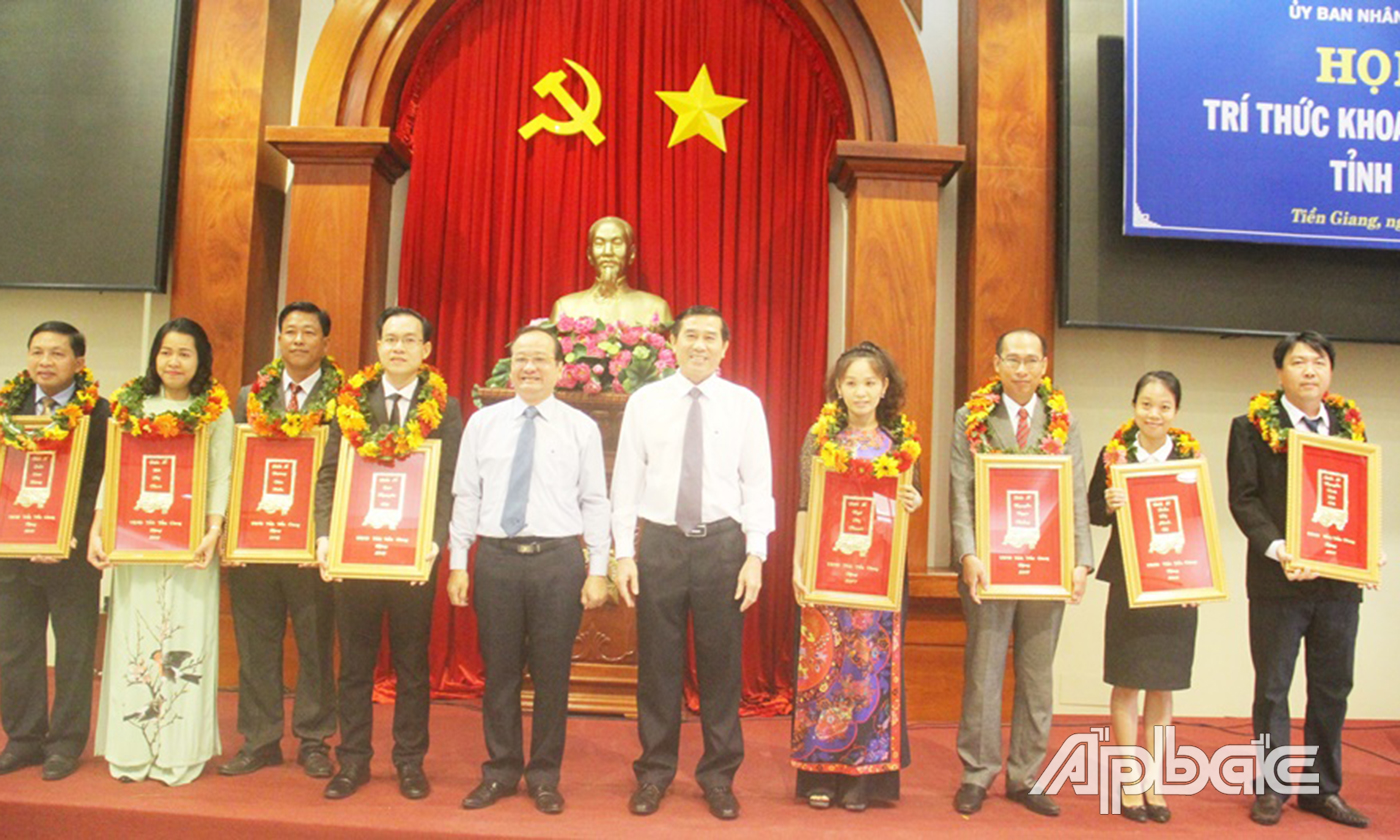 UBND tỉnh vinh danh 8 tiến sĩ năm 2018.