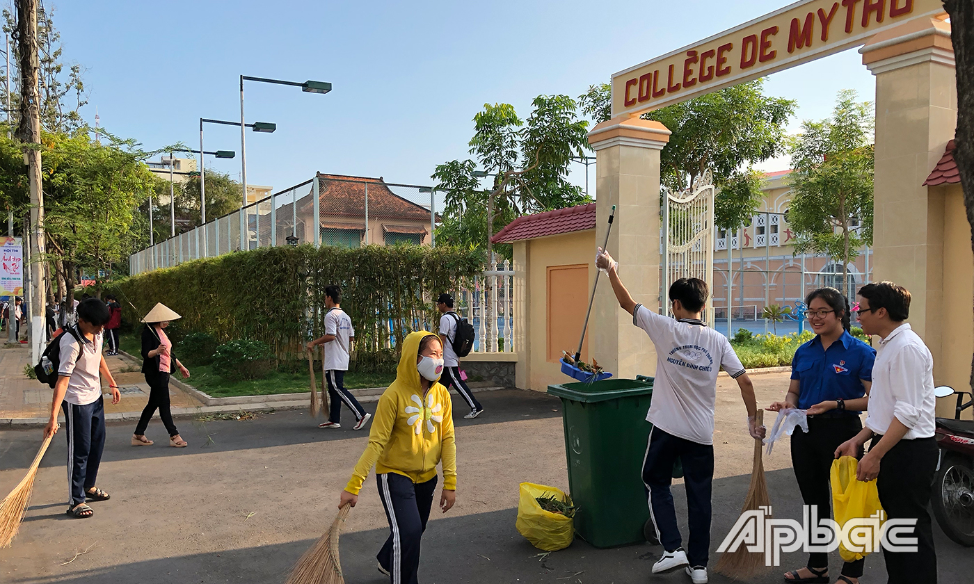 Học sinh Trường THPT Nguyễn Đình Chiểu thu gom rác thải nhựa trên tuyến đường Lê Lợi.