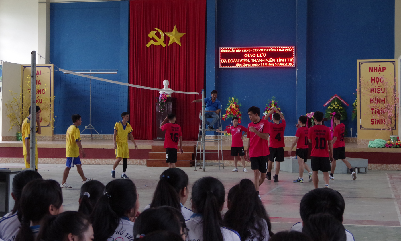 Giao lưu bóng chuyền giữa đoàn viên, thanh niên tỉnh Tiền Giang và chiến sĩ, sĩ quan Căn cứ 696, Vùng 2 Hải quân
