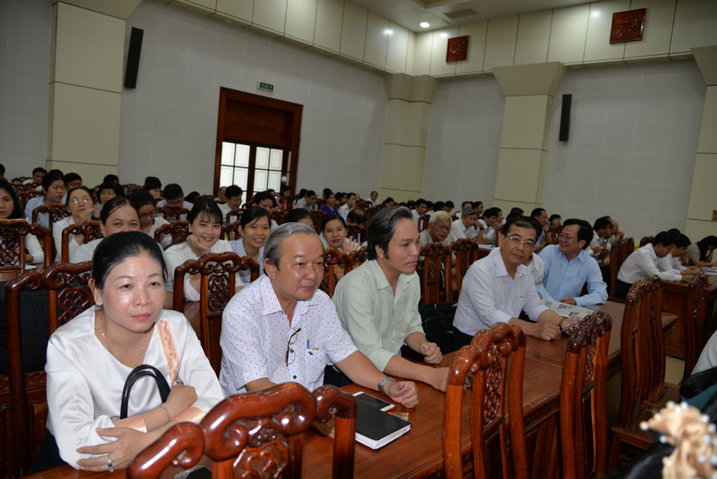 Cán bộ, đảng viên nghe Bí thư Tỉnh ủy thông báo nhanh kết quả hội nghị trung ương 10 