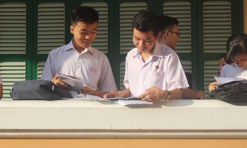 Tranh thủ ôn thi giờ chót.