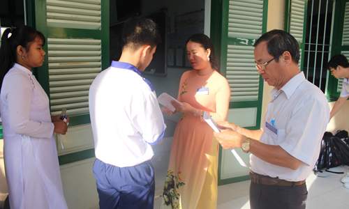 Giám thị gọi thí sinh vào phòng thi. 