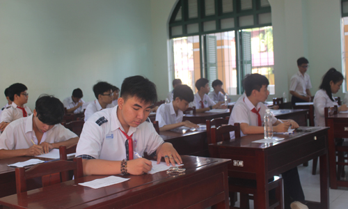 Thí sinh điền thông tin vào giấy làm bài. 