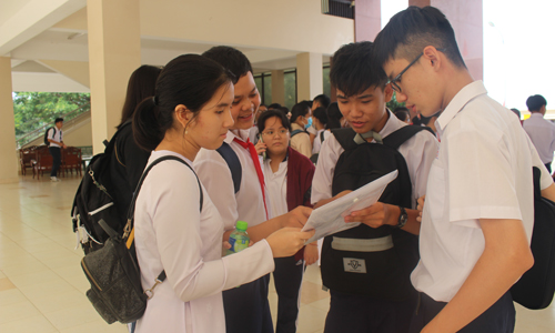 Thí sinh dự tuyển vào Trường THPT Chuyên Tiền Giang trao đổi sau giờ thi Toán. 