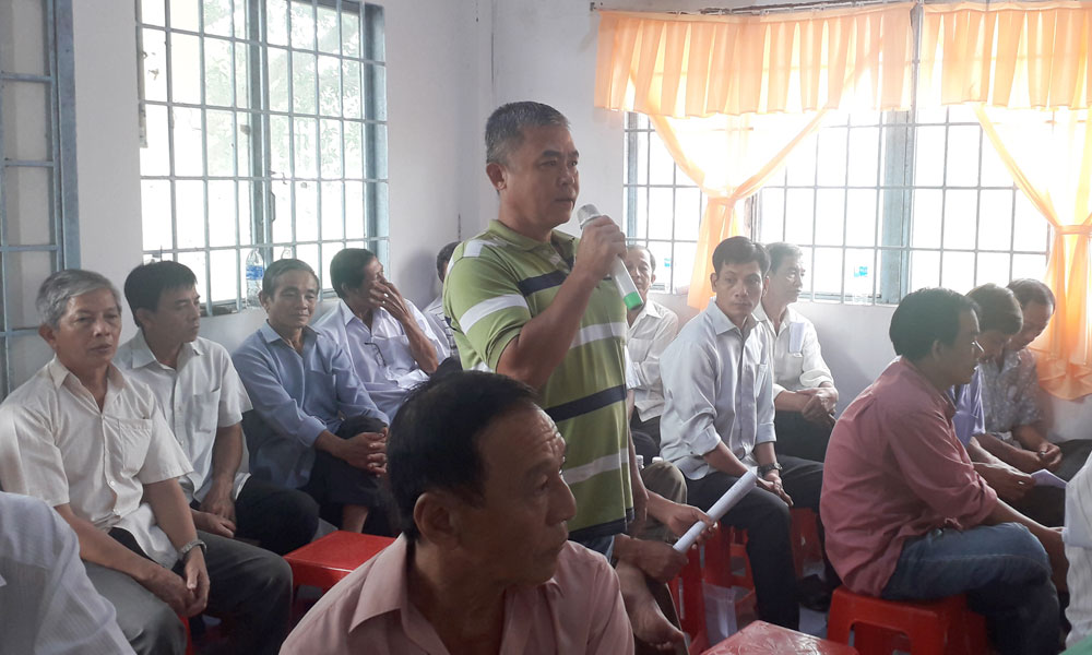 Người dân xã Hòa Khánh phát biểu ý kiến.
