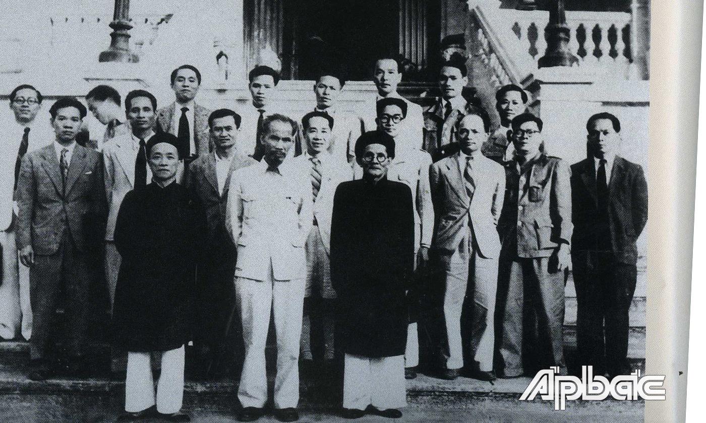 Chính phủ Việt Nam Dân chủ Cộng hòa năm 1946: Hàng đầu, từ trái sang phải: Cụ Nguyễn Văn Tố, Chủ tịch Hồ Chí Minh, cụ Huỳnh Thúc Kháng.     Ảnh: tư liệu 